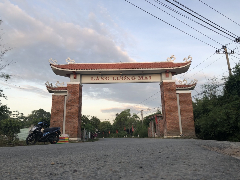 Cổng làng Lương Mai