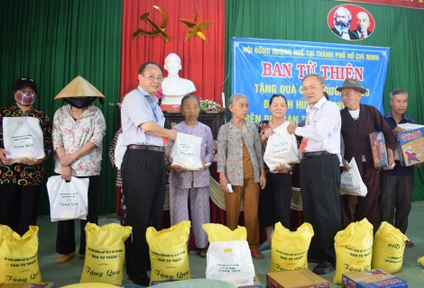 Hội đồng hương Huế tại Thành phố Hồ Chí Minh trao quà cho người nghèo huyện Phong Điền