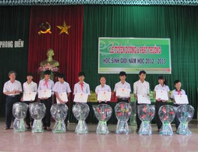 Phong Điền: Tuyên dương khen thưởng học sinh giỏi năm học 2012 – 2013
